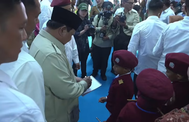 Disambut Ribuan Guru dan Siswa, Prabowo Resmikan Sekolah Rakyat, Akan Kirim Siswa Terbaik ke Luar Negeri