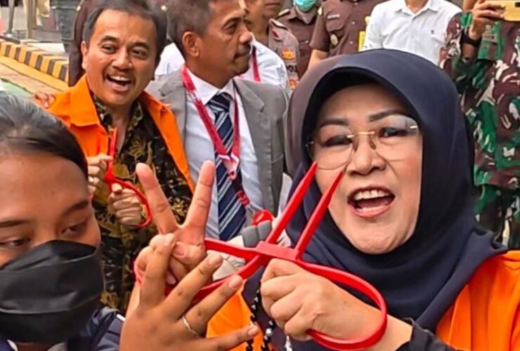 Pake Rompi Tahanan dan Diborgol, Roy dan Tifa Diserahkan ke Kejari Jaksel, Ditahan atau Tidak?
