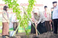 Gelorakan Cinta Lingkungan dan Sedekah Oksigen, Gubernur Khofifah Tanam 1.000 Pohon di Pesantren An Nur 2 Malang