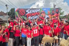 Anggota DPR RI Sonny T. Danaparamita Jadi DJ di Acara Senam Bersama Warga Kaliboyo, Juga Dihadirkan Sembako Murah
